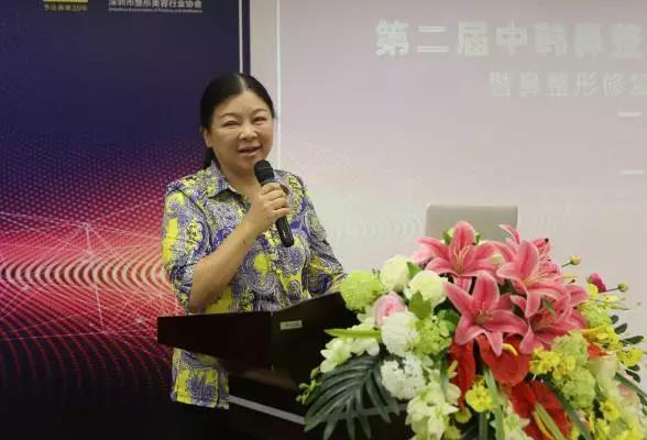 “第二屆中韓鼻整形學(xué)研討會(huì)”做學(xué)報(bào)告