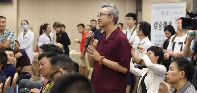 “第二屆中韓鼻整形學(xué)研討會(huì)”做學(xué)報(bào)告