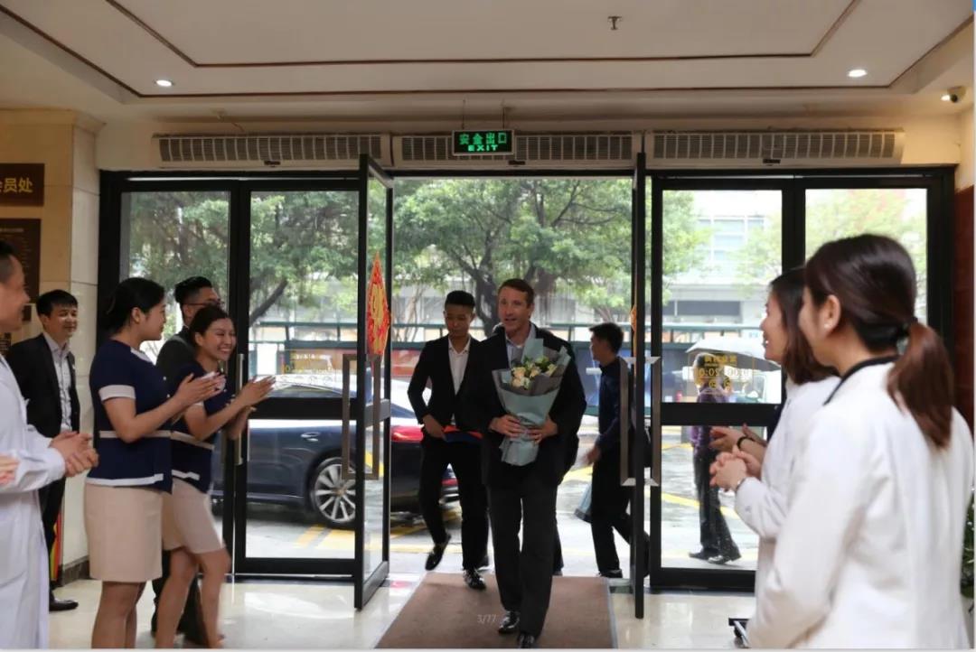 羅志敏院長出席深圳陽光醫院成為強生MENTOR版隆