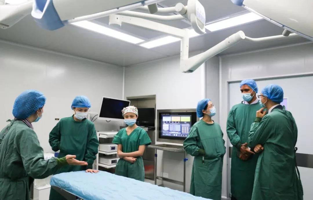 羅志敏院長出席艾爾建晶面假體上市首發發布儀